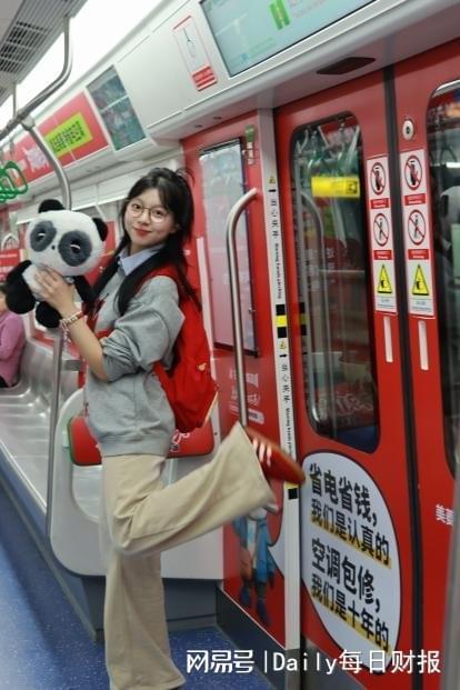 ”长虹专列化身“移动种草官”双11川渝皖三城地铁换“新肤(图2)